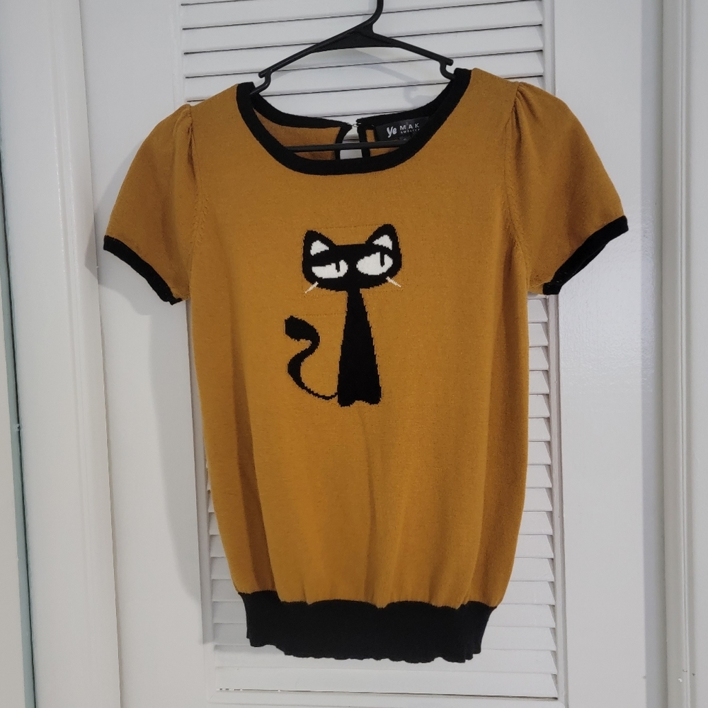 Sweater shirt with skeptical cat mustard color size small.